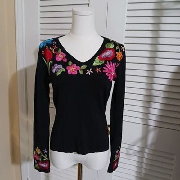 Michelle Nicole Sm Black Long-Sleeved Sweater Floral Embroidered Accents V Neck - Picture 4 of 14